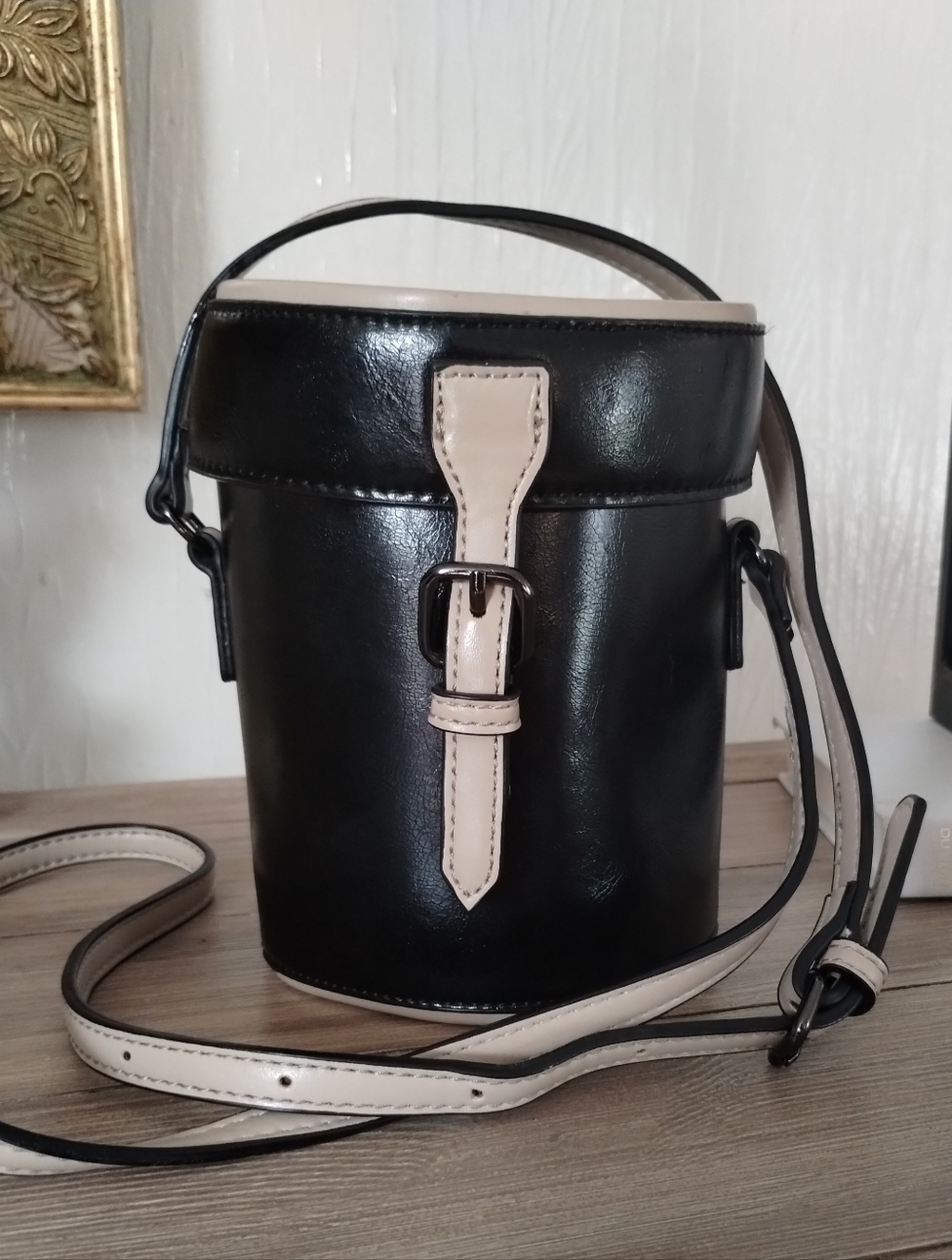 Classic Black & Cream Bucket Drum Style Crossbody Bag - Picture 2 of 8
